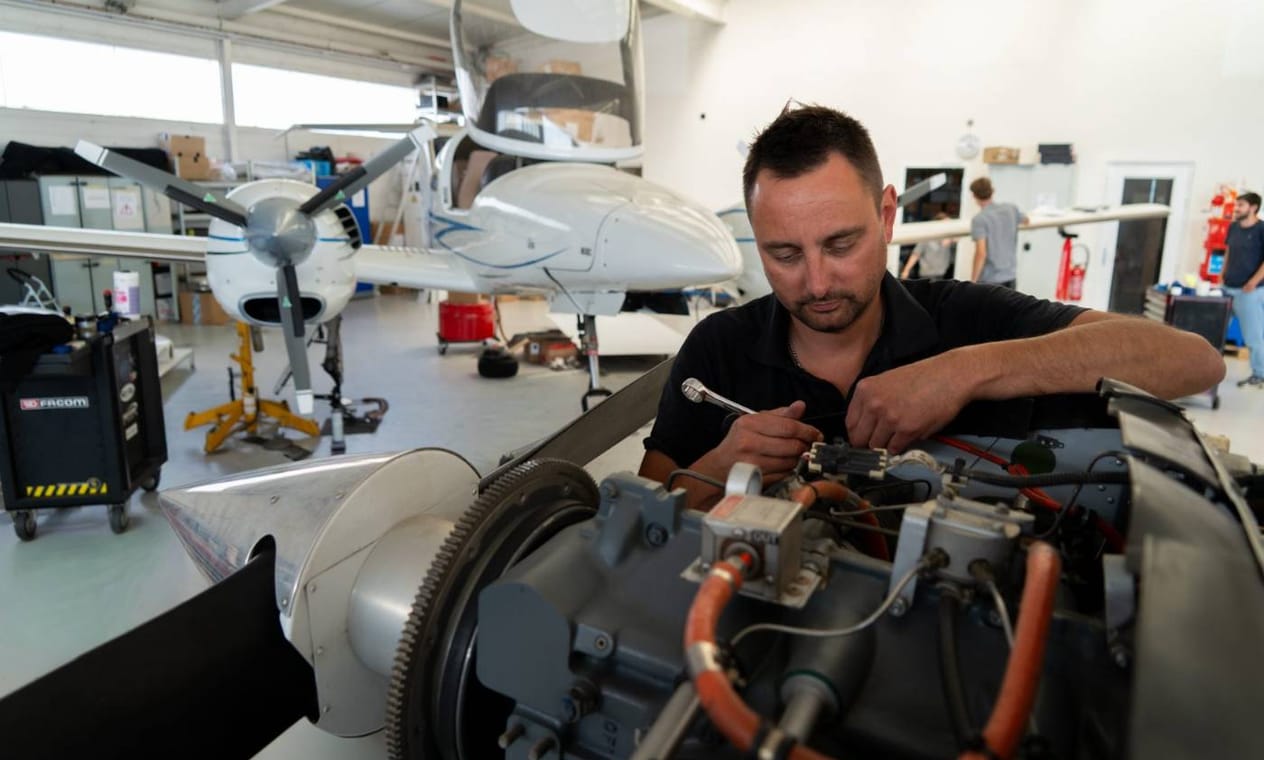 Technicien Astontec en intervention sur le moteur d'un Diamond de la flotte Astonfly