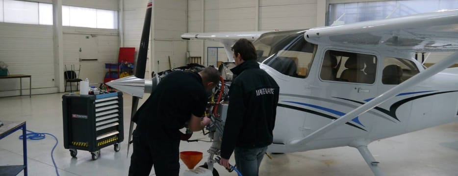 Techniciens Astontec en intervention sur un Cessna 172S dans le hangar de maintenance
