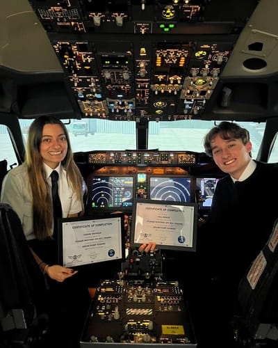 Deux élèves pilotes en binôme dans un cockpit