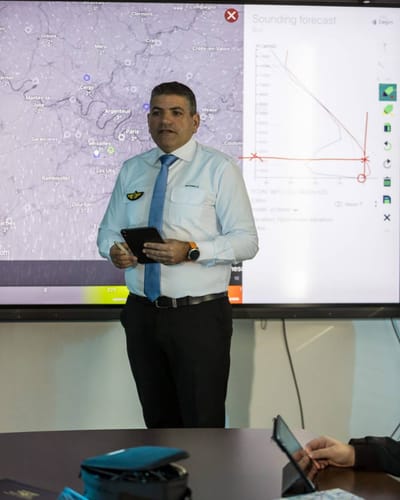 Instructeur Astonfly en briefing météo avec un élève pilote