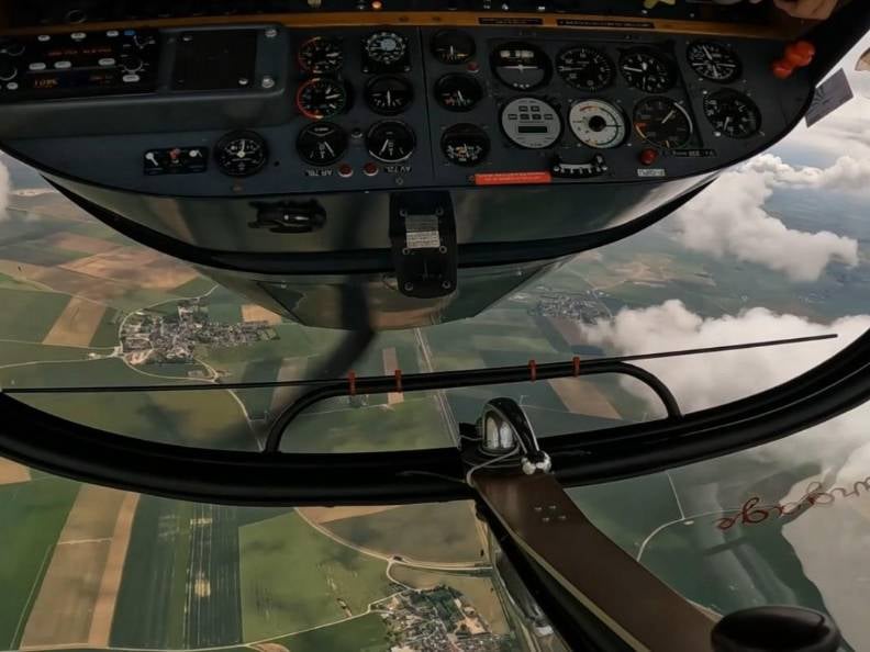 Vue depuis le cockpit du Cap 10 pendant un exercice de reconnaissance d'attitude inhabituelle