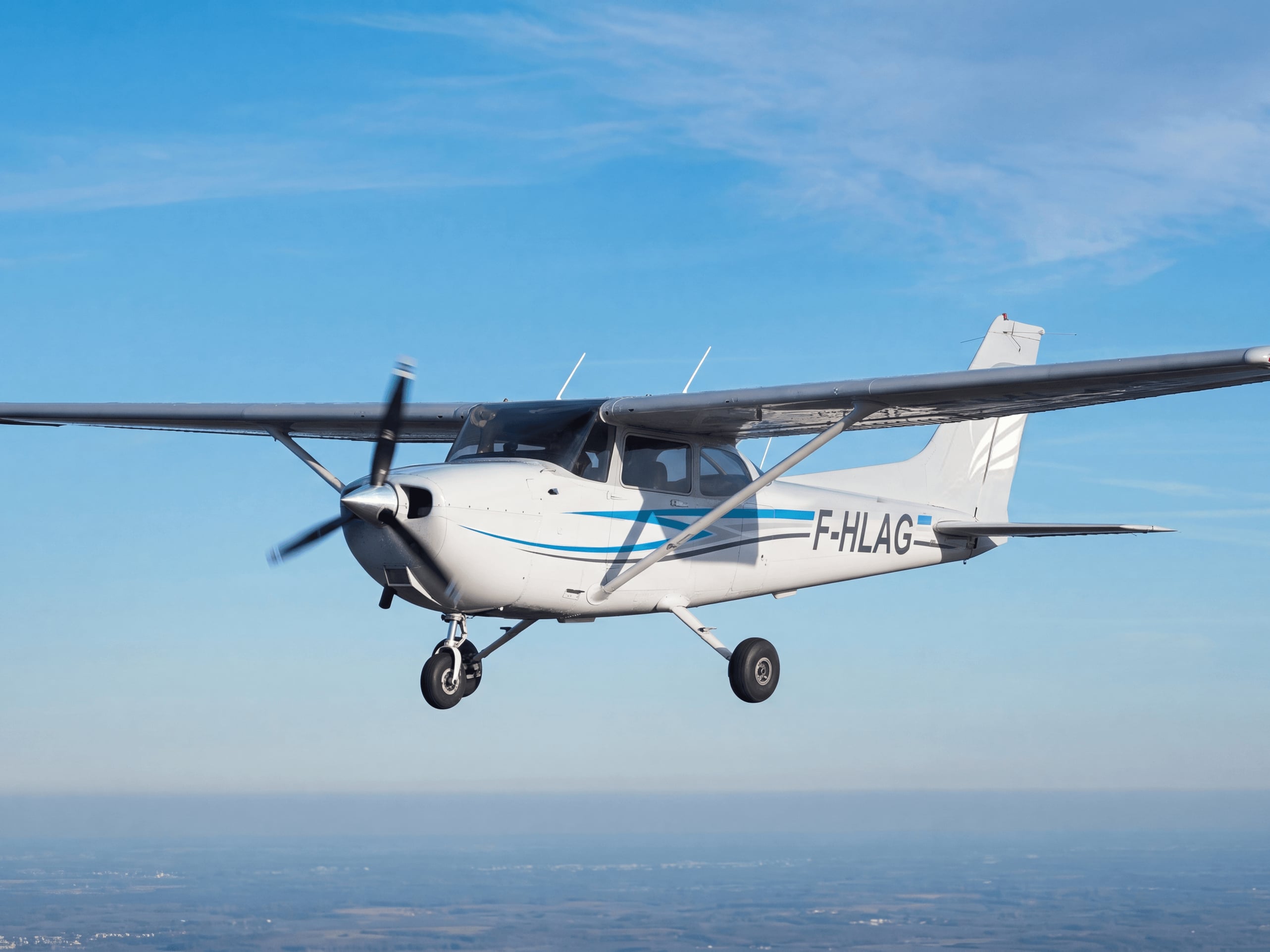 Cessna 172S Skyhawk F-HLAG d'Astonfly en vol, avion école de pilote de ligne