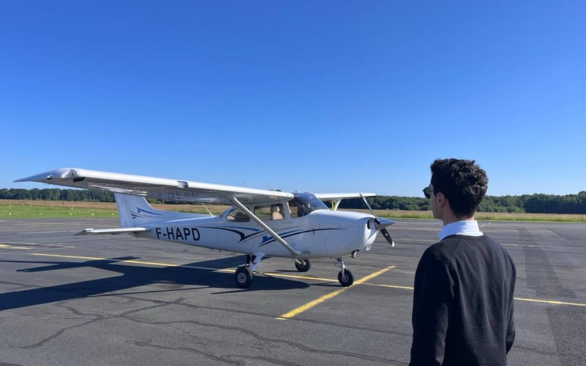 Élève pilote rejoignant le Cessna 172S F-HAPD sur le tarmac avant sa séance de vol