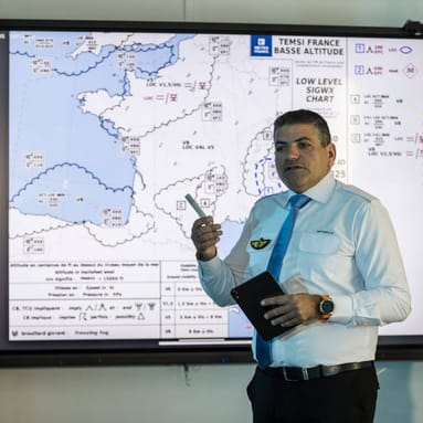 Briefing météo avec un instructeur Astonfly