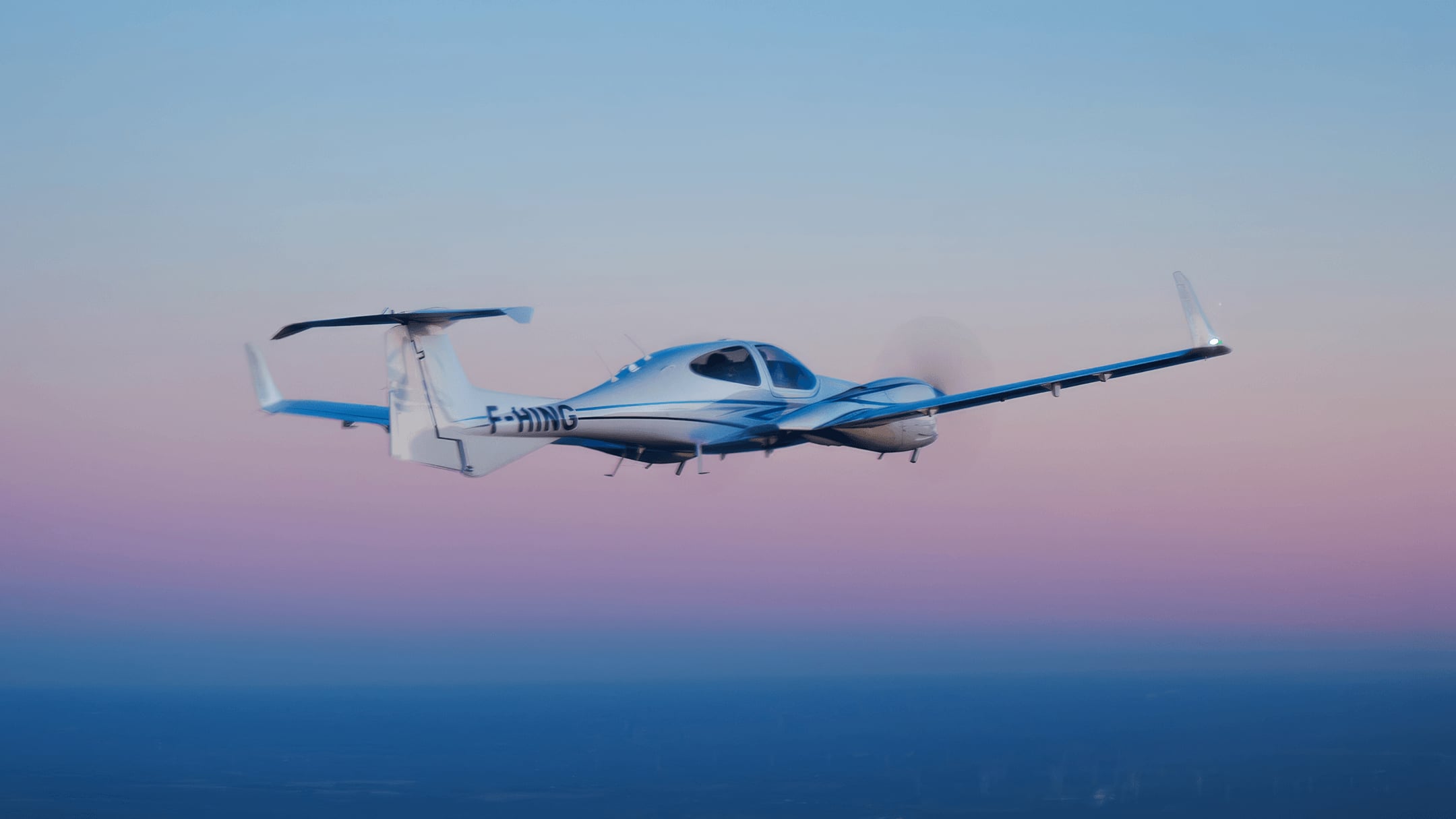 Diamond DA42 Twin Star F-HING d'Astonfly en vol au crépuscule, formation multimoteur