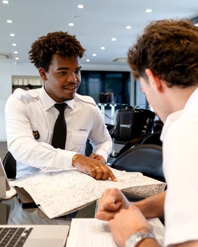 Débriefing entre un instructeur et un élève pilote Astonfly