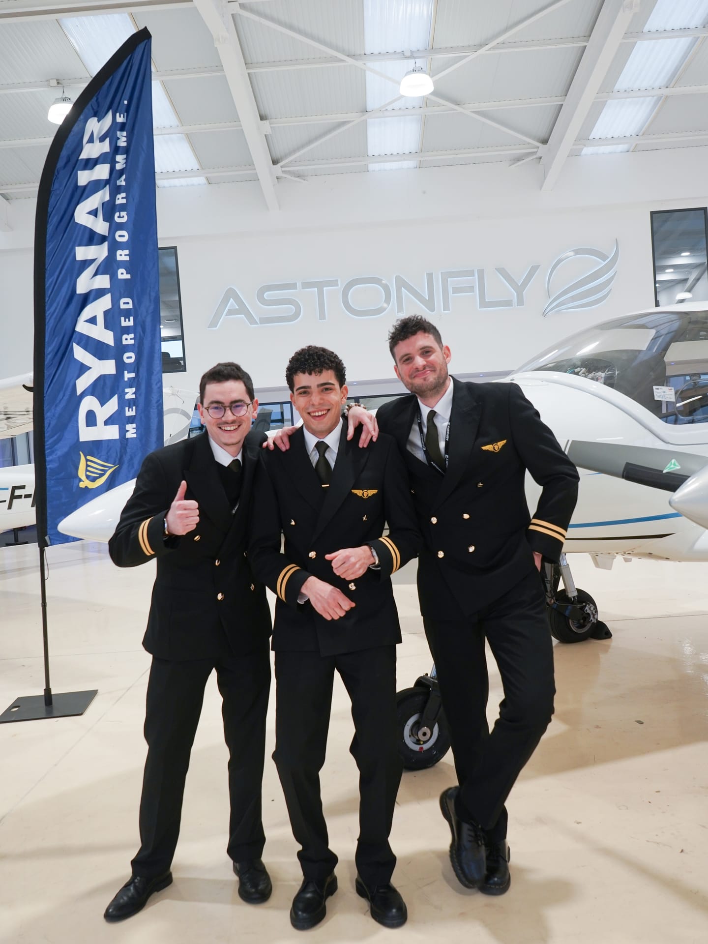 Trois diplômés Astonfly du programme Ryanair dans le hangar