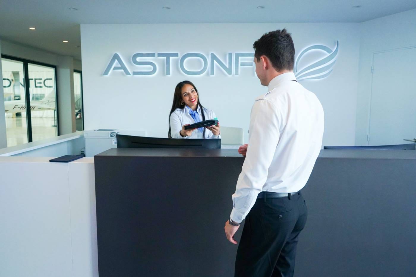 Accueil Astonfly : élève pilote reçu à la réception de l'école