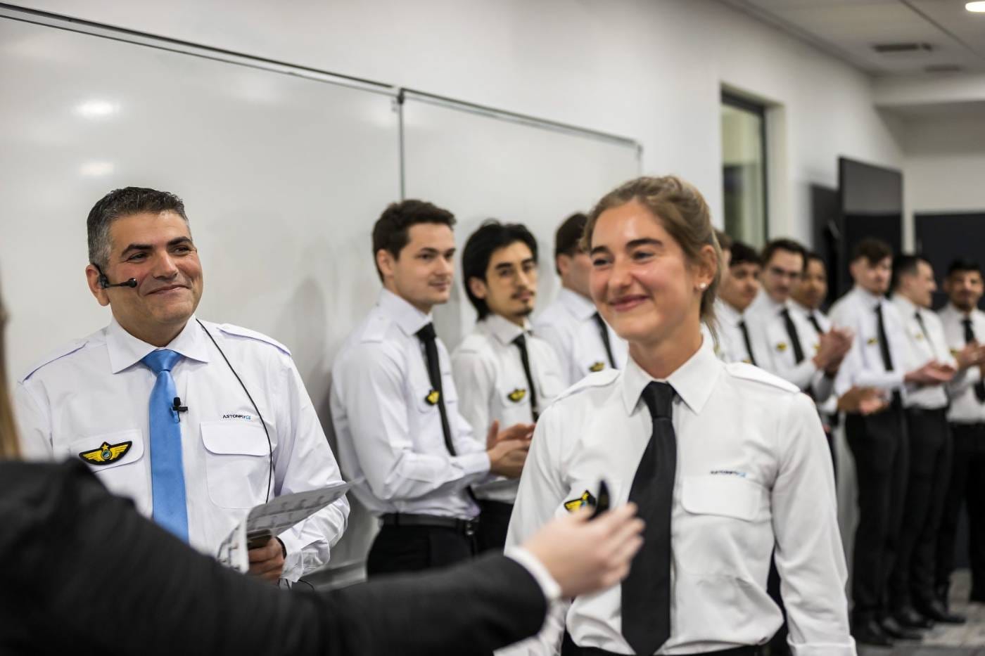 Une instructrice Astonfly en briefing avec des élèves sur le campus de Paris-Saclay-Versailles