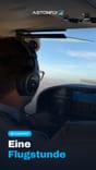 Flugschüler bei einer Flugstunde im Cockpit während der praktischen Ausbildung