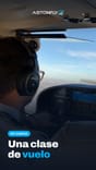 Alumno piloto en una lección de vuelo en cabina durante la formación práctica
