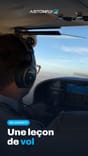 Élève pilote en leçon de vol dans le cockpit pendant la formation pratique