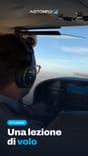 Allievo pilota durante una lezione di volo in cockpit nella formazione pratica