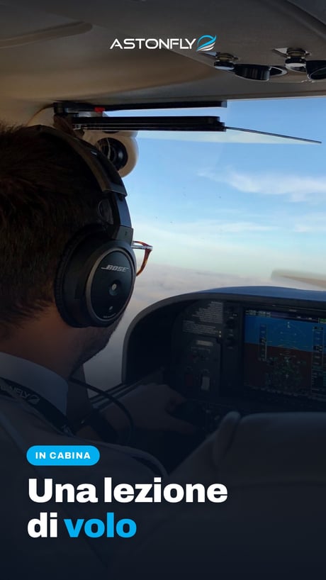 Allievo pilota durante una lezione di volo nei suoi primi voli su Cessna 172S