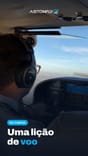 Aluno piloto numa lição de voo no cockpit durante a formação prática