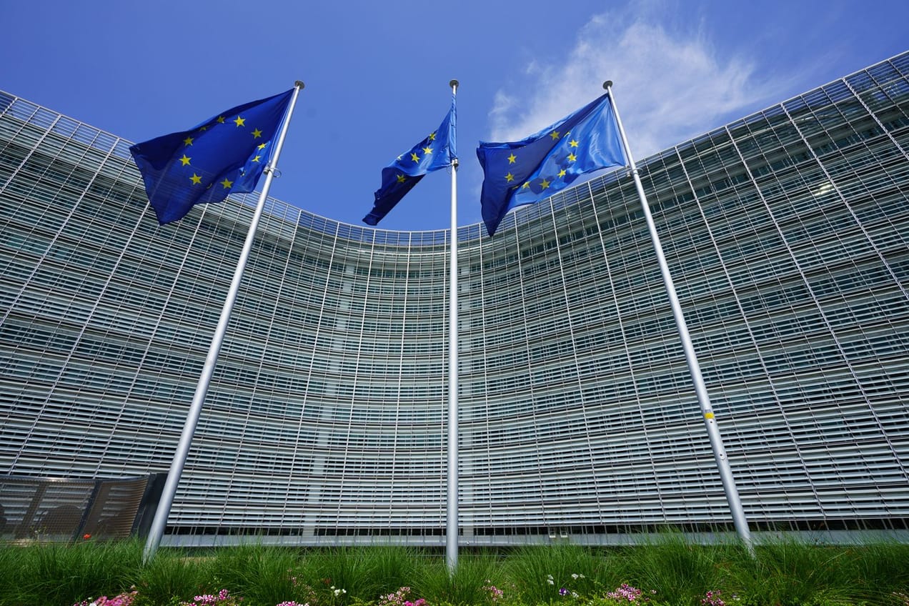 Drapeaux européens devant les institutions de l'Union européenne, cadre réglementaire EASA