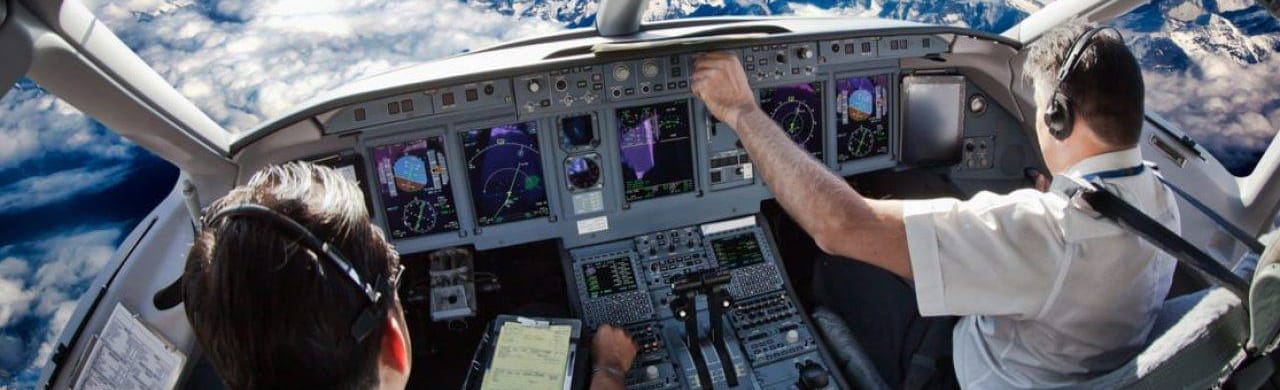 Cockpit au-dessus des montagnes