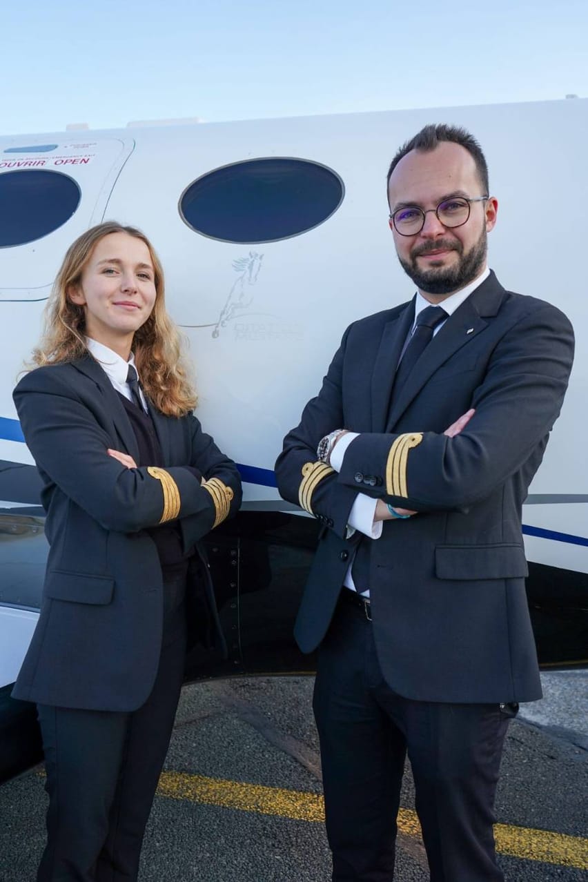 Pilotes Astonfly devant un jet d’affaires Citation Mustang