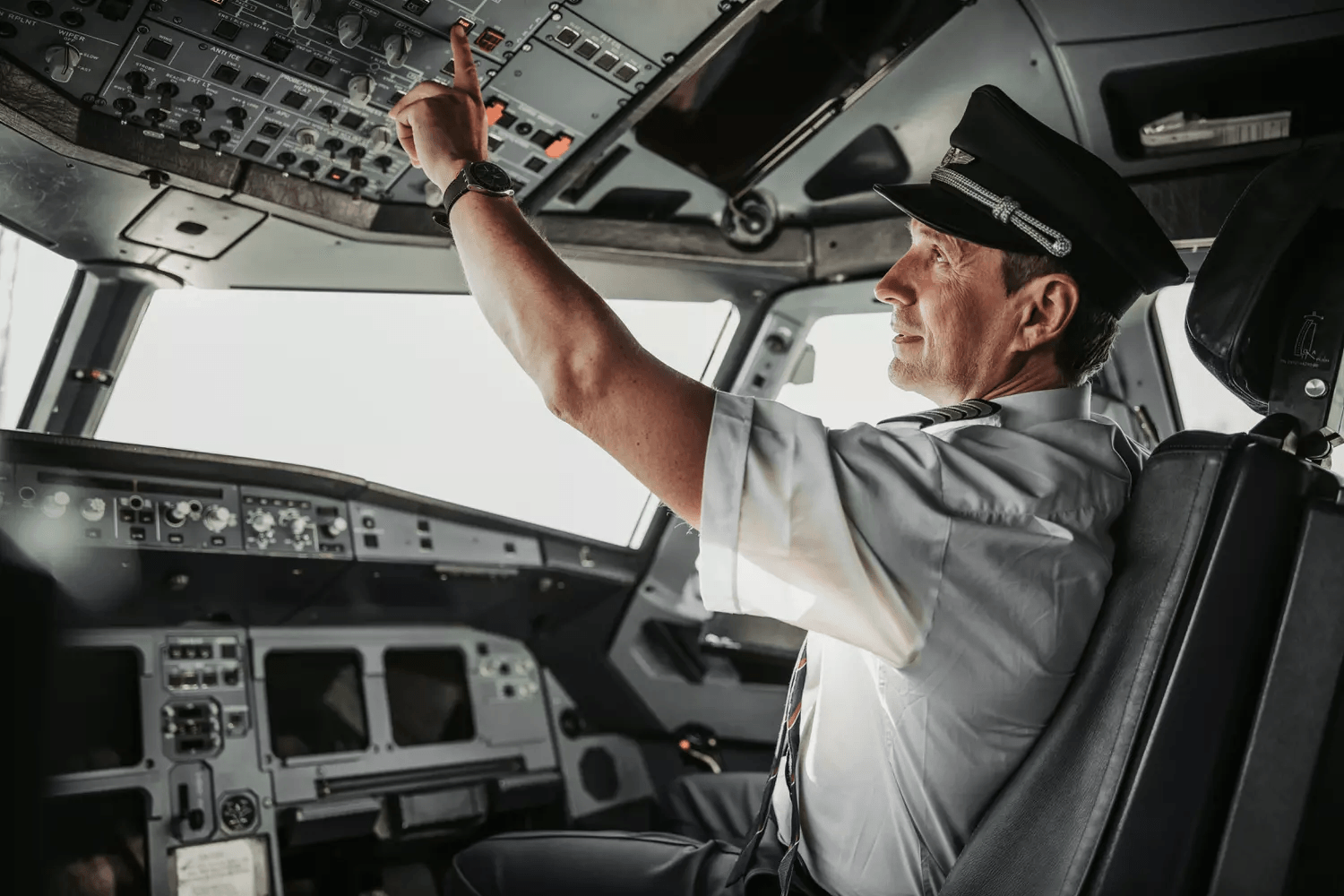 Pilote de ligne dans le cockpit d'un avion commercial