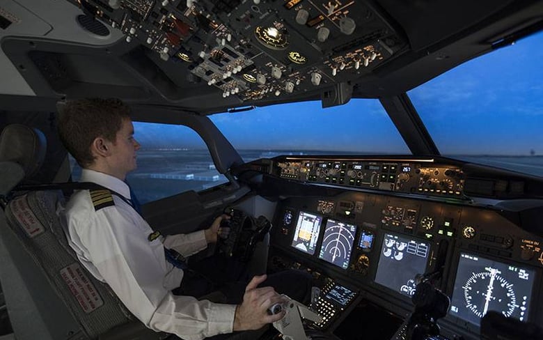 Élève aux commandes du simulateur Boeing 737 pendant une séance APS MCC